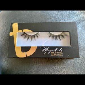 Tori Belle Magnetic eyelashes